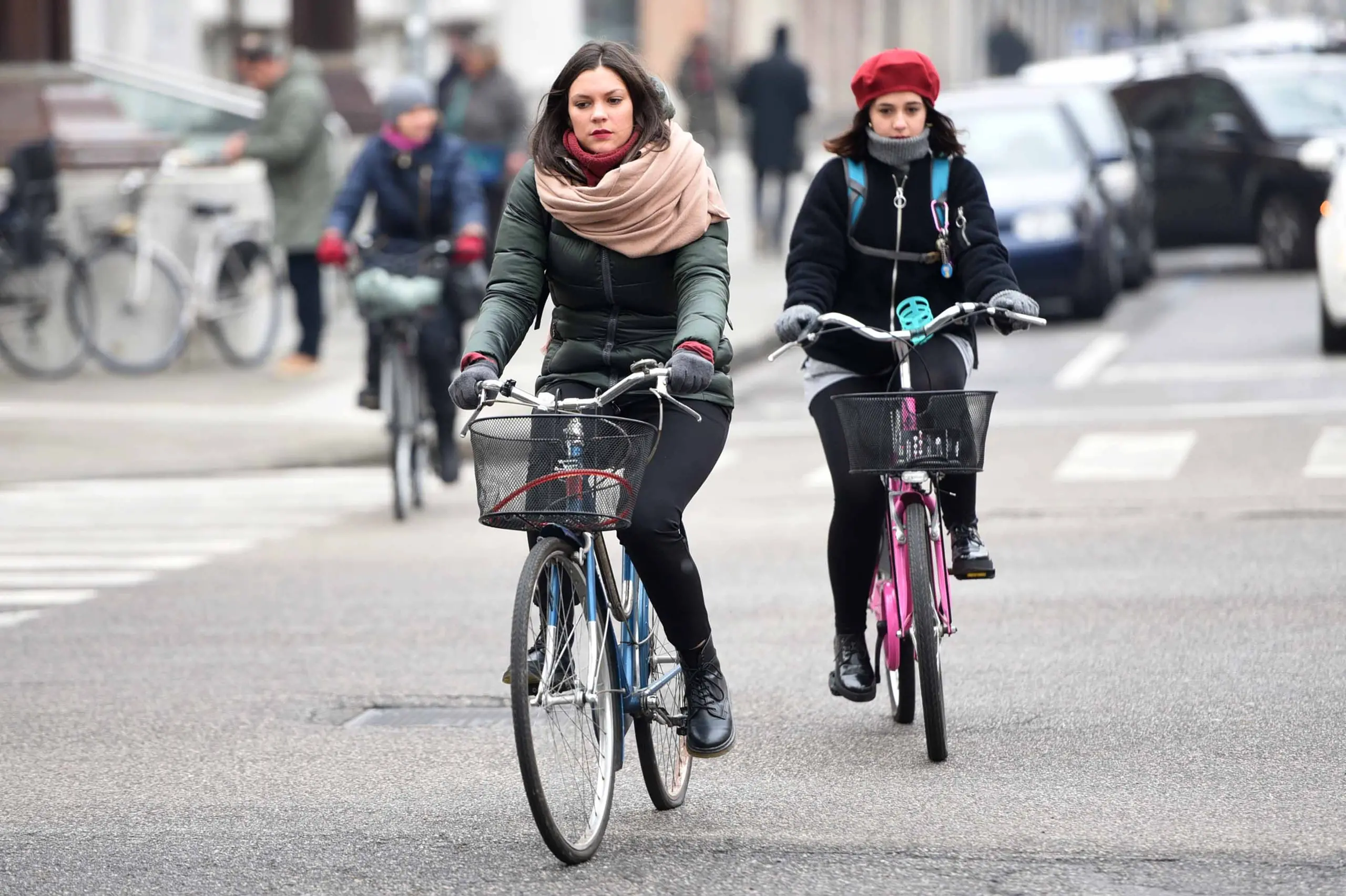 Nuovo codice della strada, bici anche contromano e stop al fumo in auto