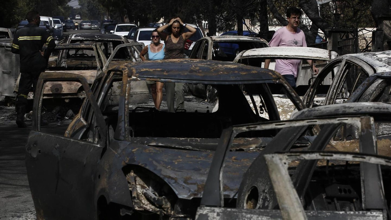 Grecia, Mati distrutta dall'incendio: cimitero di auto carbonizzate (Ansa)