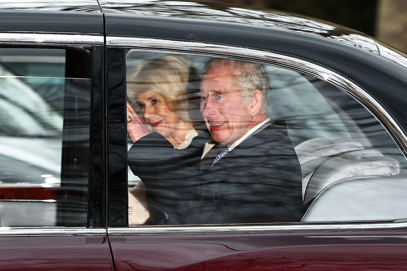 Carlo e Camilla verso Buckingham Palace (Ansa)