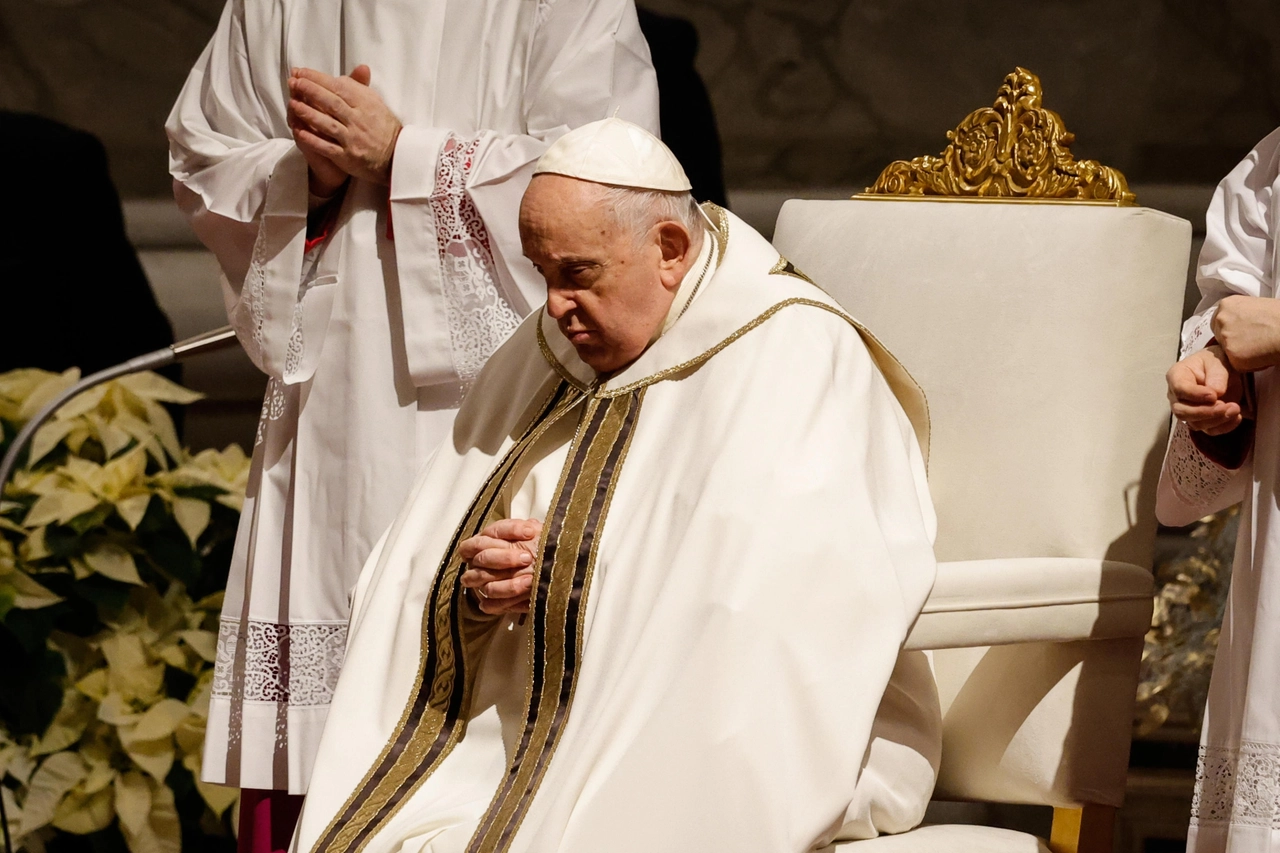 Il Papa in Basilica di S.Pietro per messa della notte di Natale (Ansa)