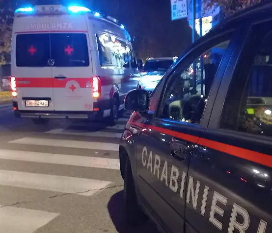 Napoli, in auto dirotta ambulanza e minaccia i sanitari: 25enne denunciato