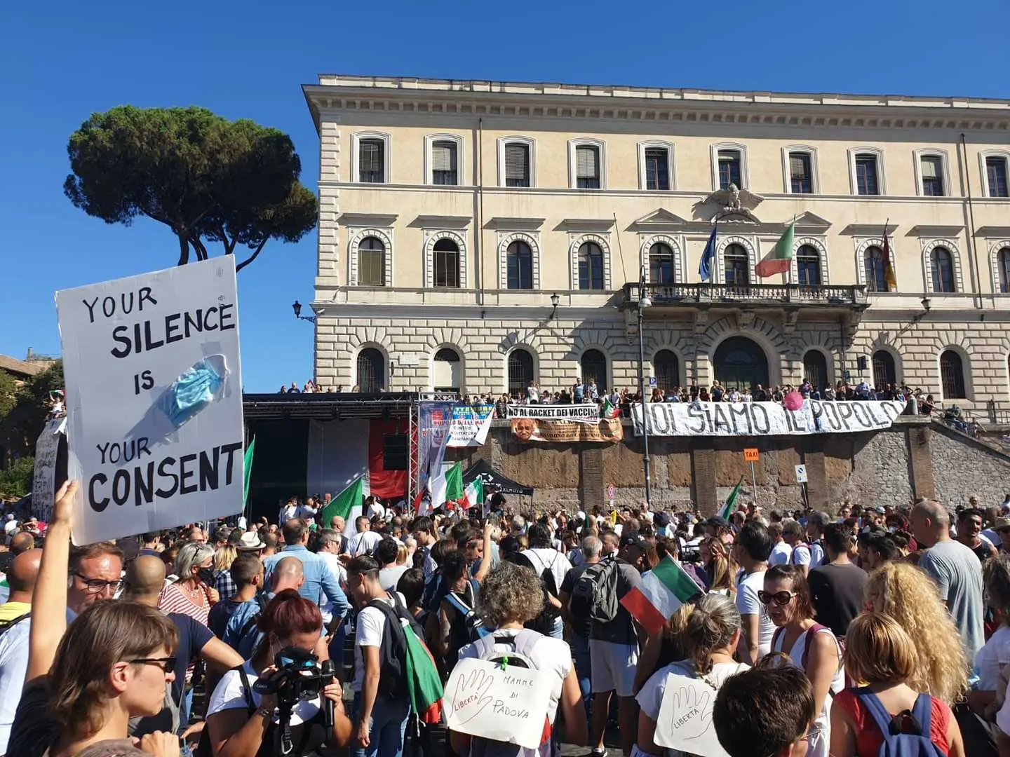 Coronavirus, in piazza a Roma il corteo negazionista. Speranza: "Fanno rabbrividire"