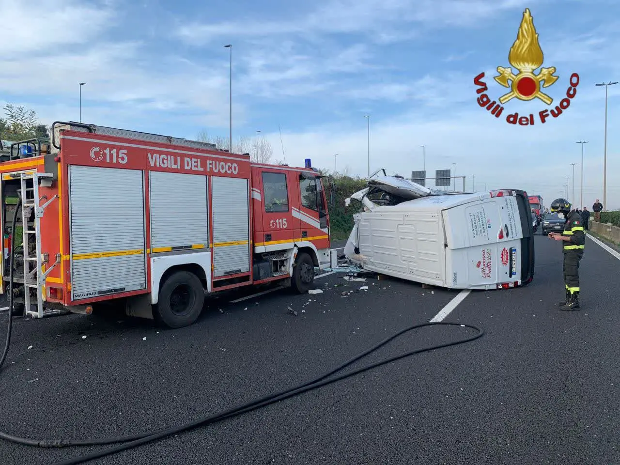 Raccordo anulare Roma, incidente stradale: furgone ribaltato, conducente in codice rosso