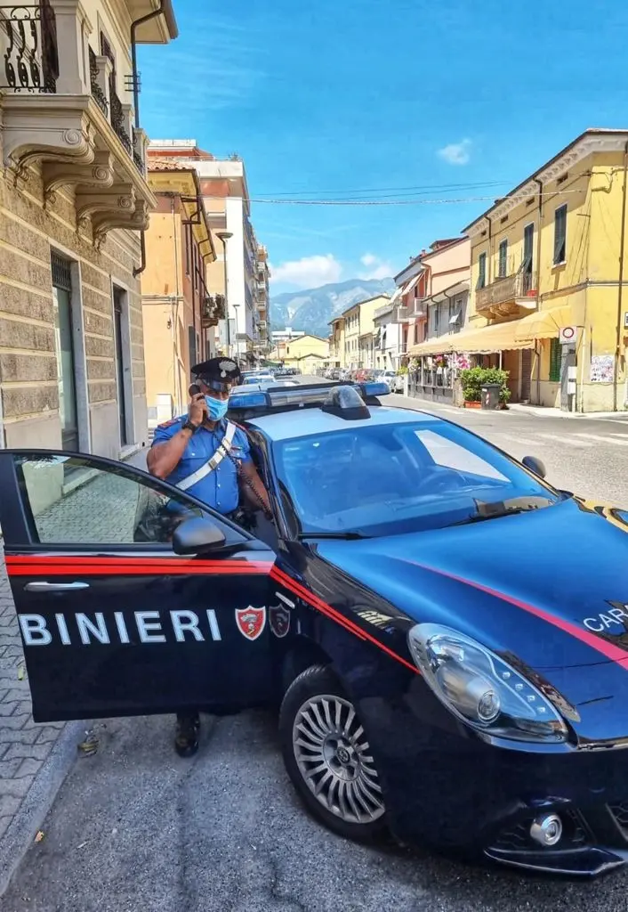 Sparatoria a Tor Bella Monaca, proiettili esplosi da un'auto in corsa: gravi due 22enni