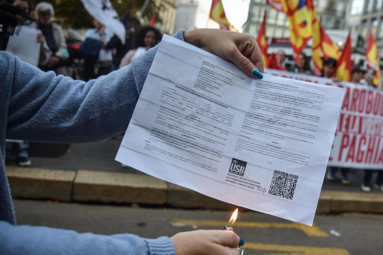 Una protesta sul caro-bollette a Milano