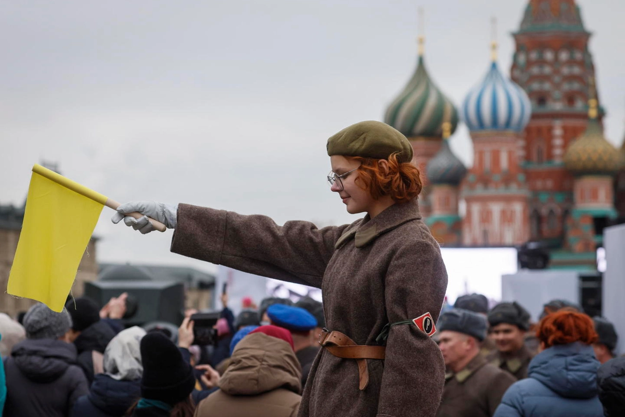 Una donna in abiti dell'epoca sovietica