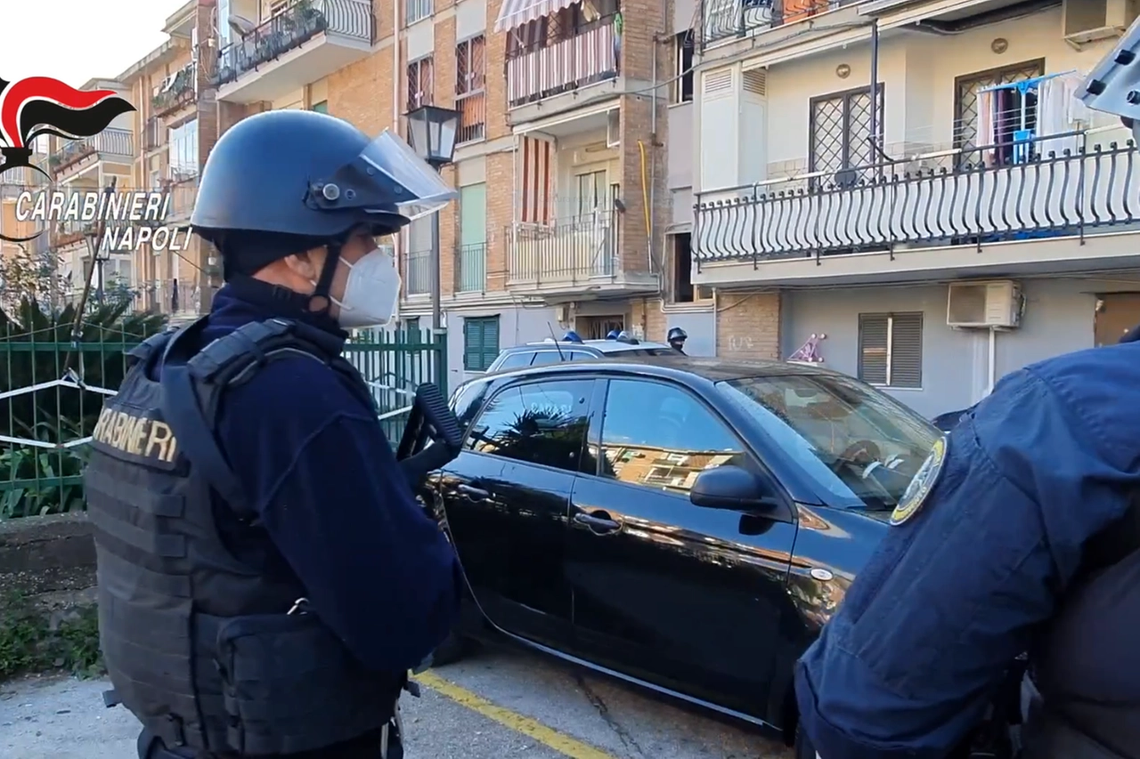 Blitz dei carabinieri nel rione Traiano a Napoli