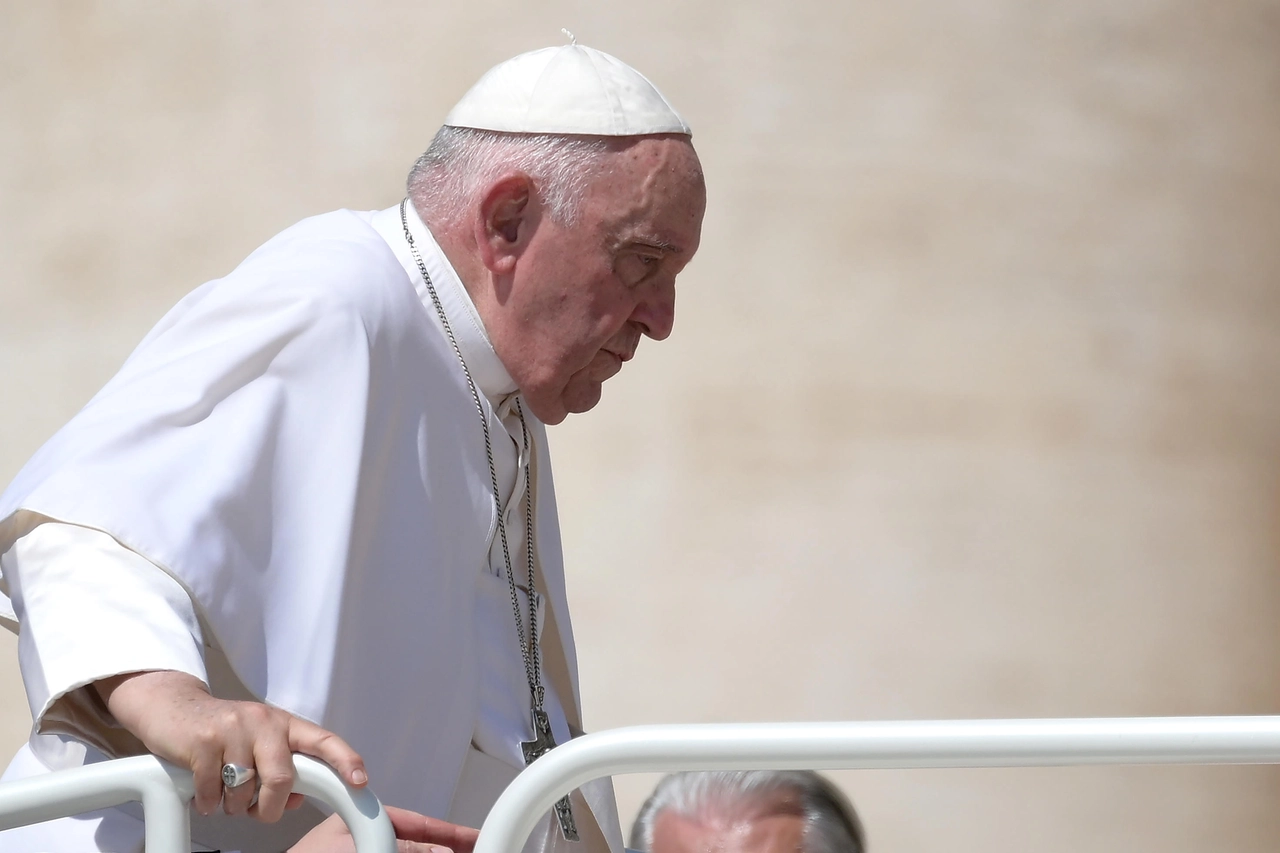 Il Papa in piazza per l'udienza generale questa mattina (Ansa)