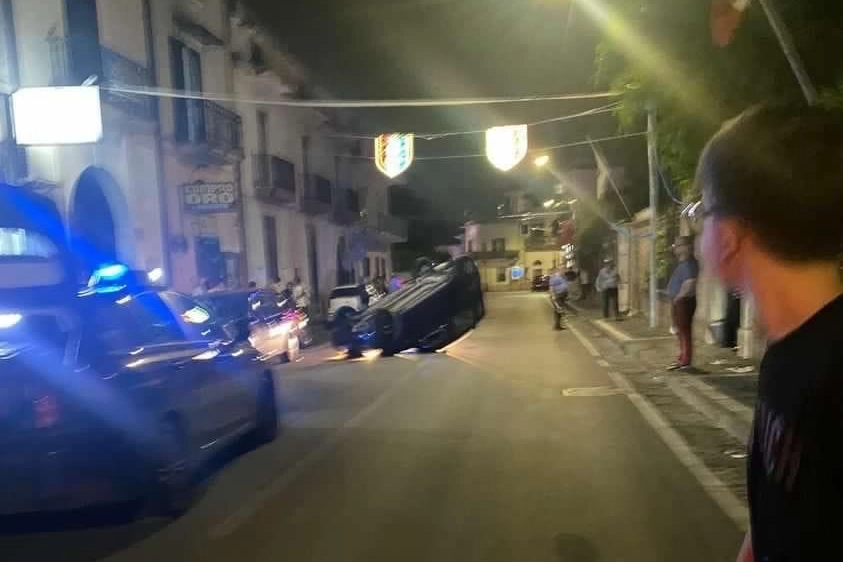 A Nola, finisce in una carambola la folle corsa di un giovane che ha investito sette pedoni in piazza Duomo