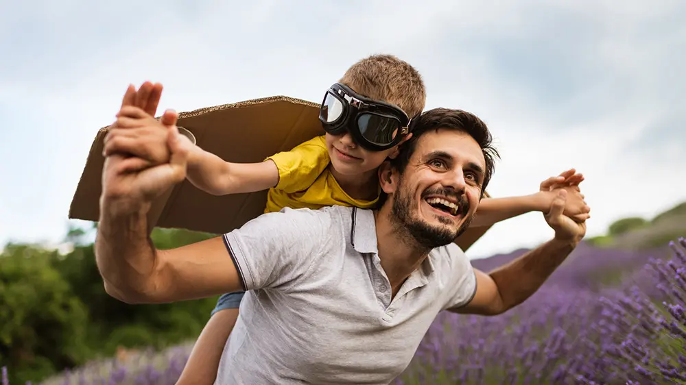 Festa del papà 2022: frasi celebri e immagini originali per fare gli auguri