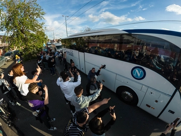 Calcio Napoli, tifosi negli aeroporti a salutare azzurri per il match point