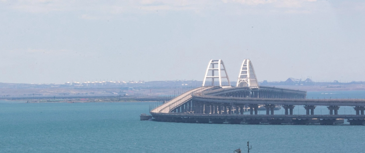 Una nave da guerra russa vicino al ponte di Kerch