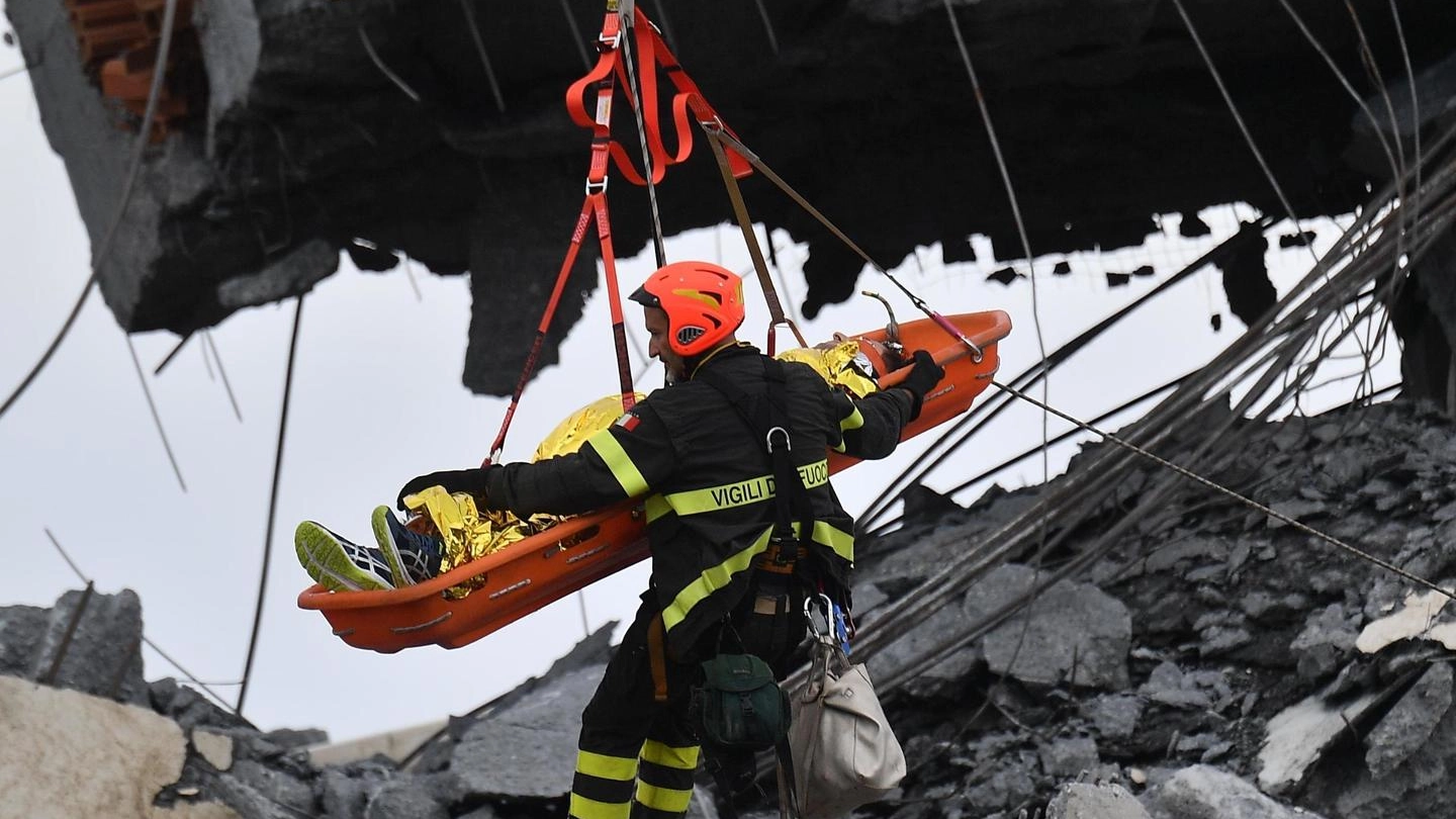 I soccorsi dopo il crollo del Ponte Morandi a Genova