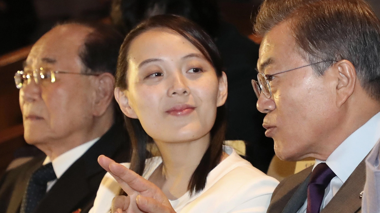 Kim Yo Jong con il presidente Moon Jae in (Ansa)