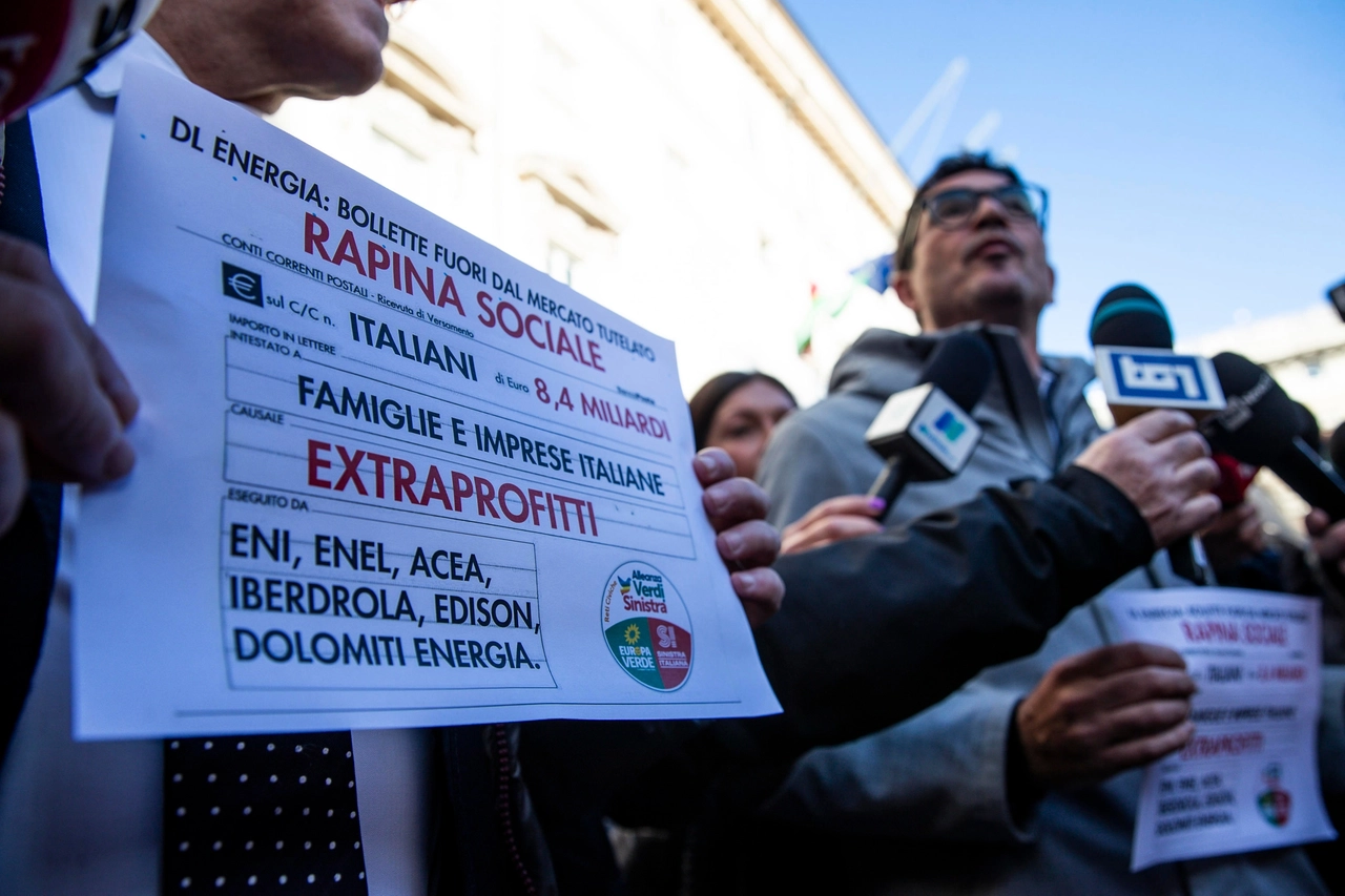 Stop al mercato tutelato dell'energia, manifestazione davanti a palazzo Chigi