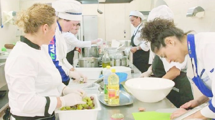 Donne al lavoro in cucina