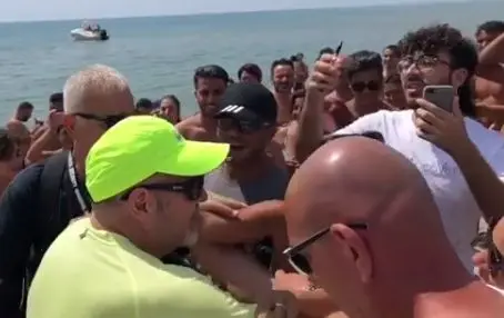 Vasco Rossi, bagno di folla in spiaggia a Castellana Marina