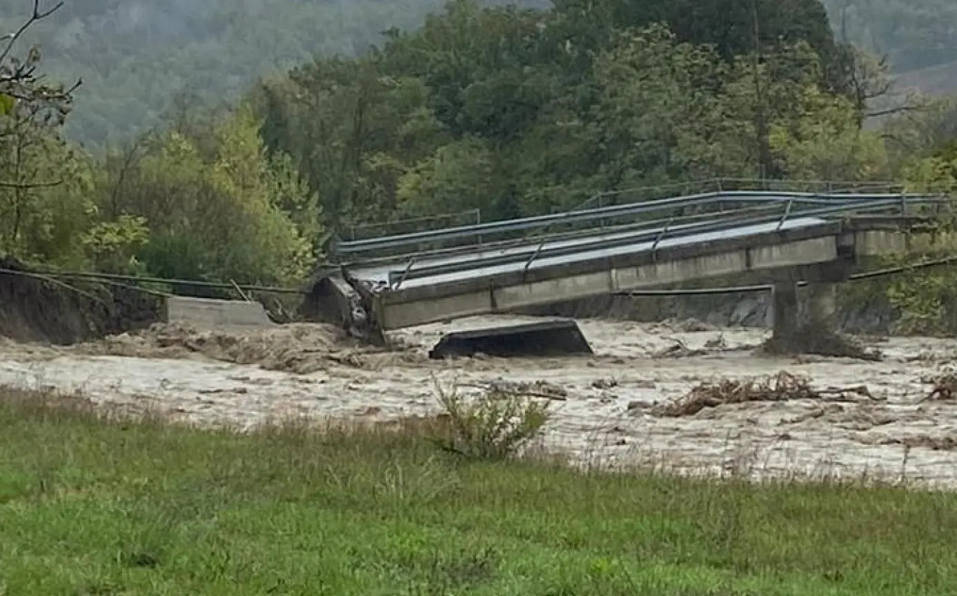 Pioggia e grandine. Crolla ponte nel Parmense