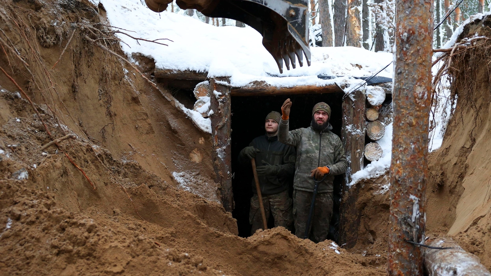 Ucraina, la costruzione di una trincea a Kupiansk-Lyman (foto Ansa)