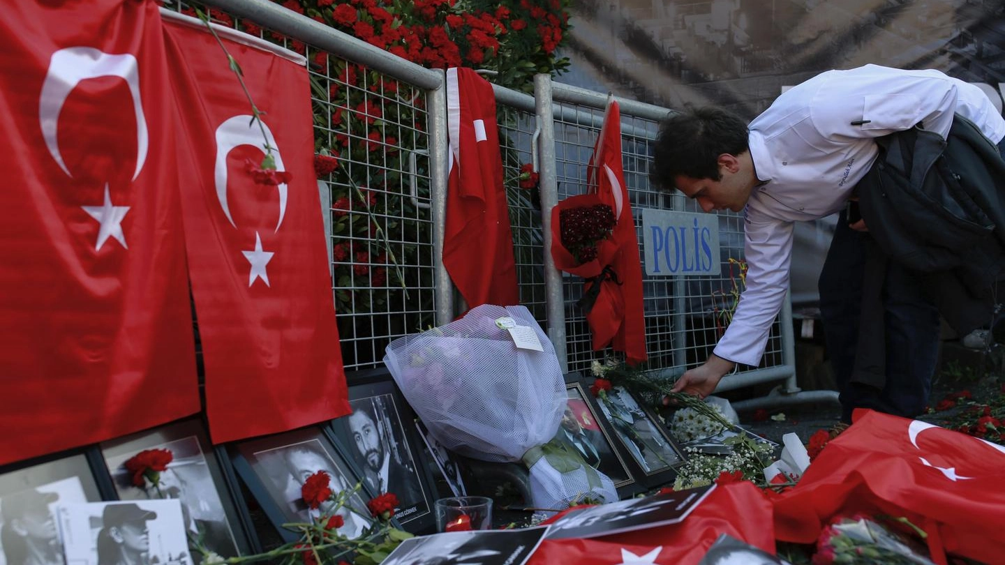 Istanbul, omaggi alle vittime dell'attentato al night club