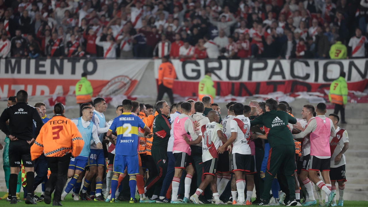 Argentina, il Superclasico River Plate-Boca Junior sfocia in rissa