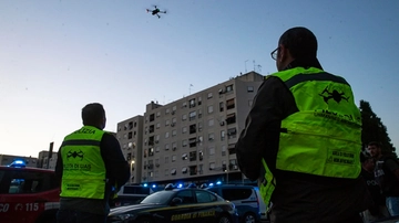 Roma, maxi blitz a Tor Bella Monaca con 500 uomini: perquisizioni nel quartiere dove è stato aggredito don Coluccia