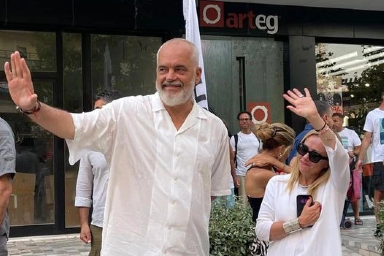 Edi Rama saluta su Facebook Giorgia Meloni, dopo averla accolta il Albania per qualche giorno di relax (Ansa)