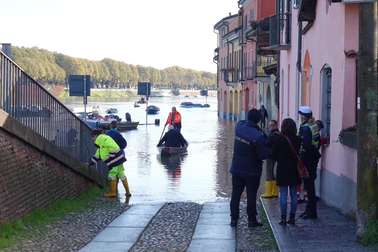 Il Ticino esonda a Pavia (Ansa)