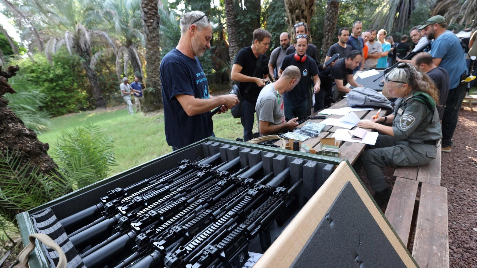 Israele: distribuzione di armi agli abitanti del kibbutz Ayyelet HaShahar (Ansa)