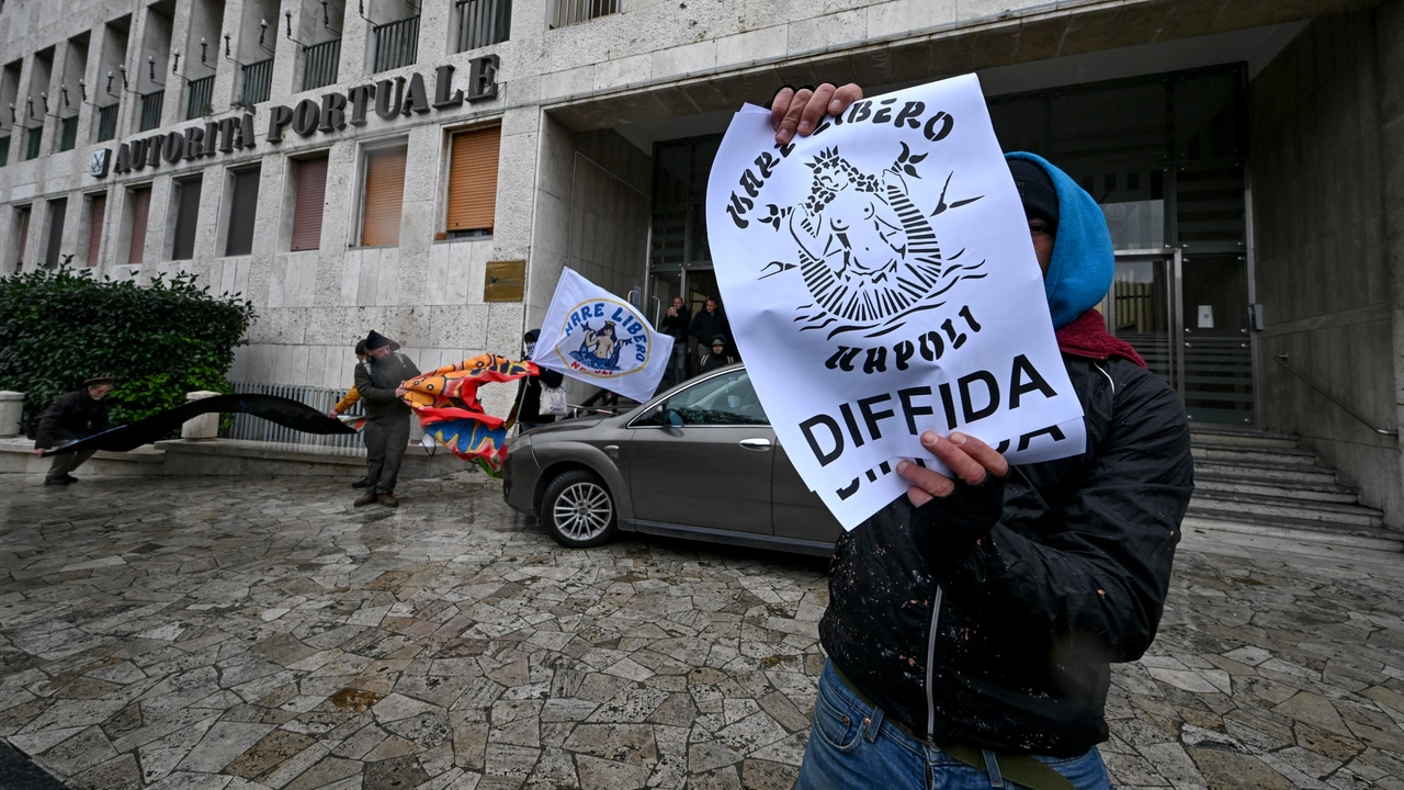 Sit-in a Napoli contro proroga concessioni balneari