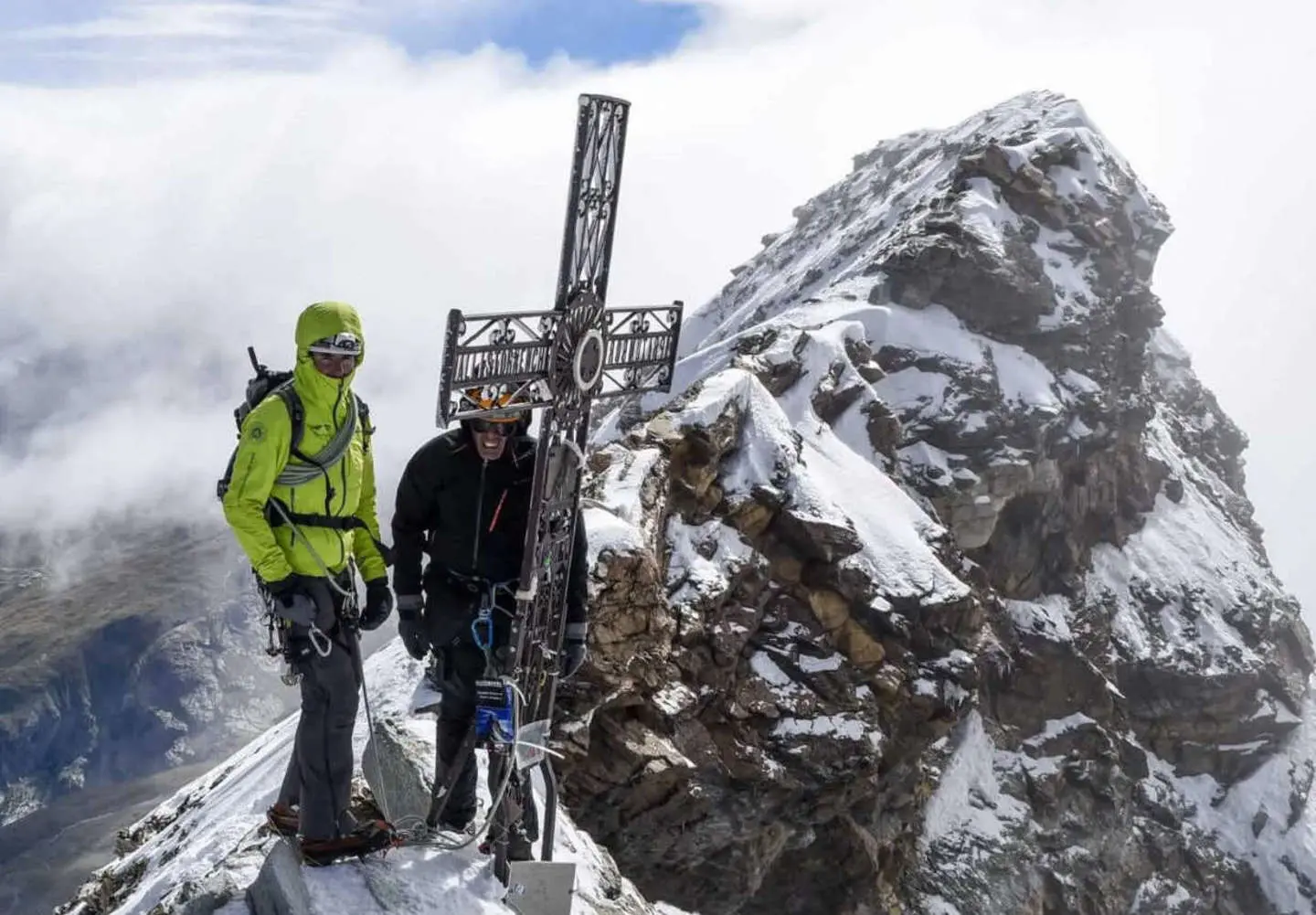 Basta croci sulle vette delle montagne: la crociata al contrario del Cai