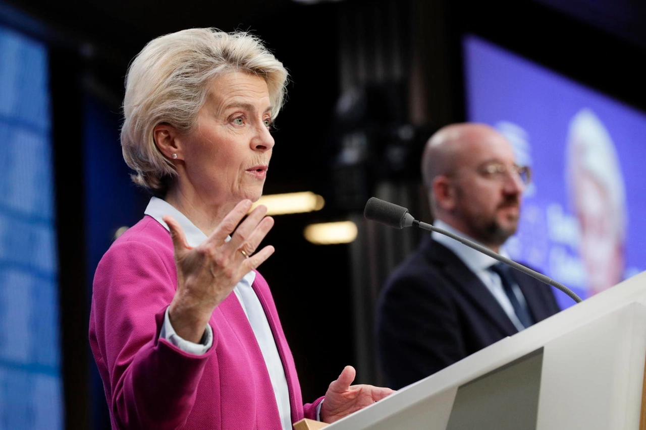 Ursula von der Leyen e sullo sfondo Charles Michel (Ansa)