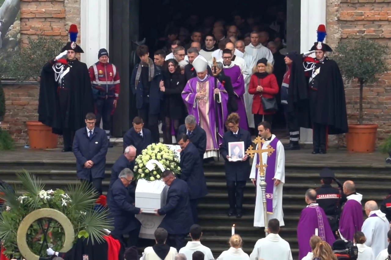 Il feretro di Giulia Cecchettin all'uscita dalla basilica di Santa Giustina a Padova