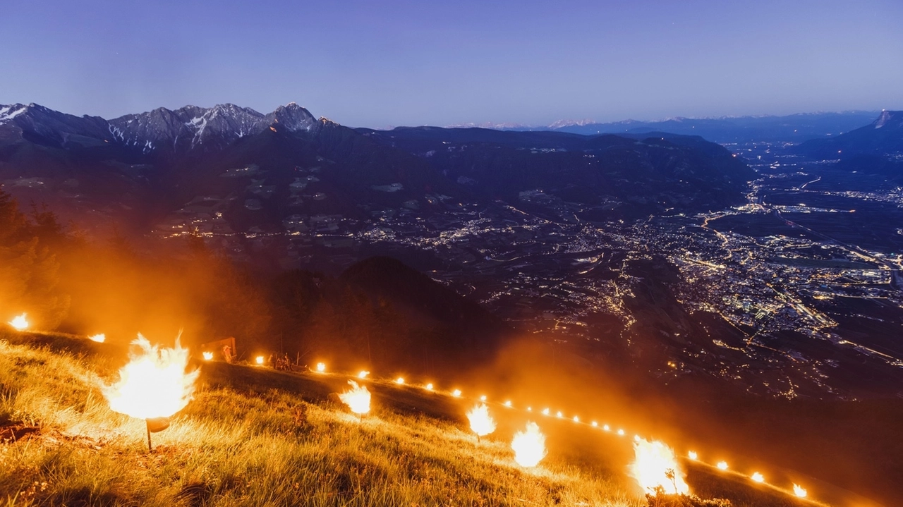 Tirolo, una terrazza sui monti per ammirare il fuoco del Sacro Cuore di Gesù