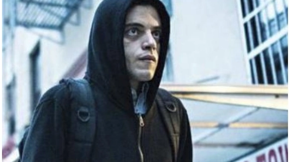 La serie tv Mr. Robot racconta di un ingegnere-hacker dalla doppia vita