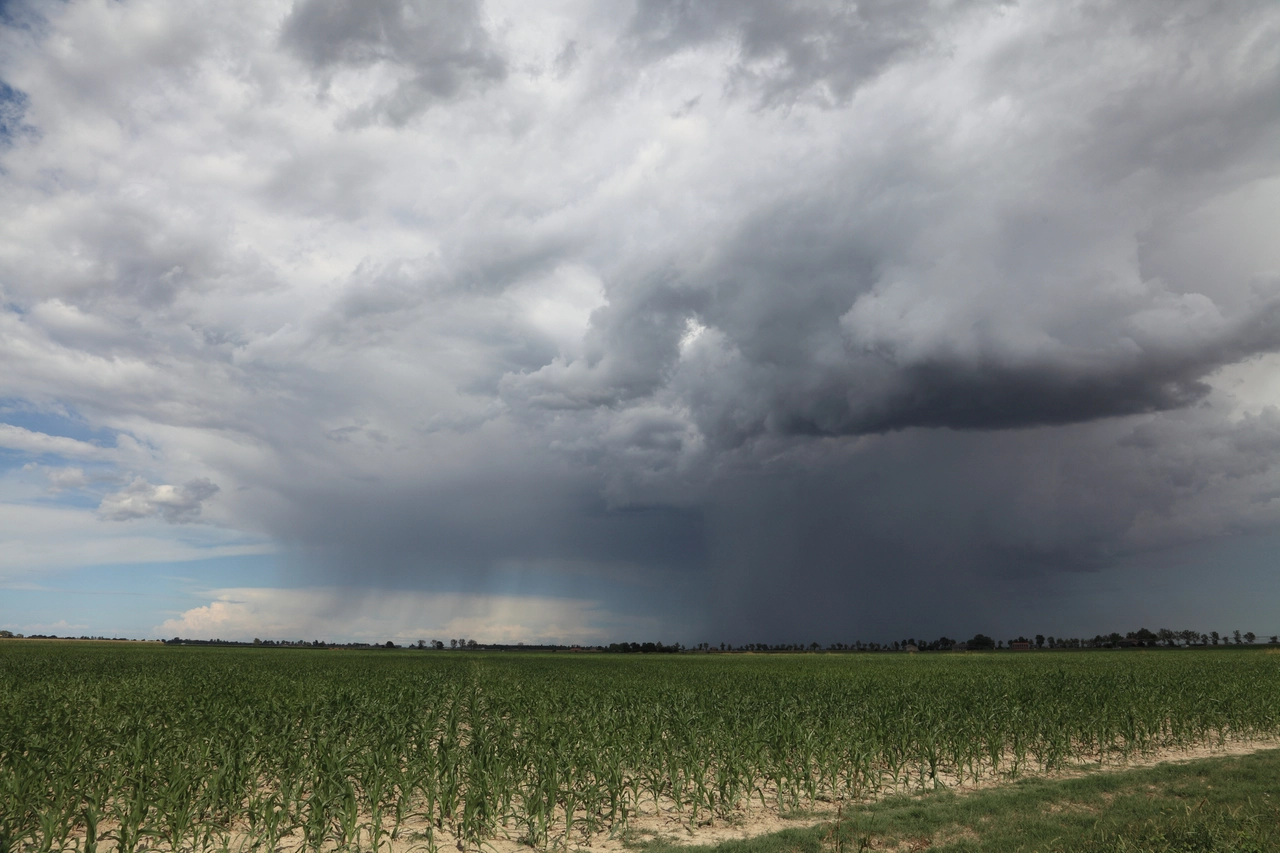 Maltempo: perché piove così tanto al Nord? La spiegazione del climatologo