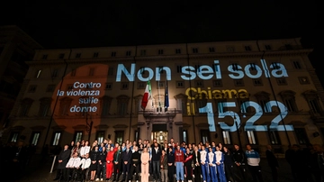 “Contro la violenza sulla donne non sei sola, chiama il 1522”, lo slogan proiettato su Palazzo Chigi