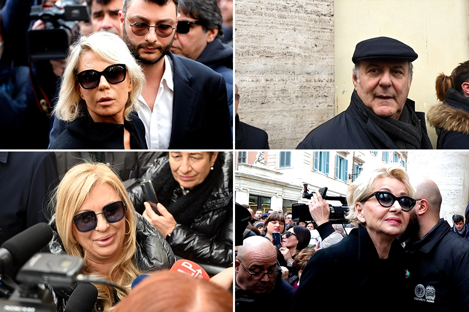 Maria De Filippi con il figlio, Gerry Scotti, Tina Cipollari, Enrica Bonaccorti (Ansa)