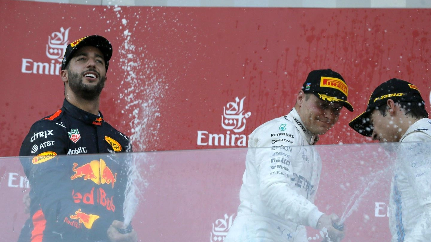 Daniel Ricciardo celebra la vittoria del Gp di Azerbaigian (Ansa)