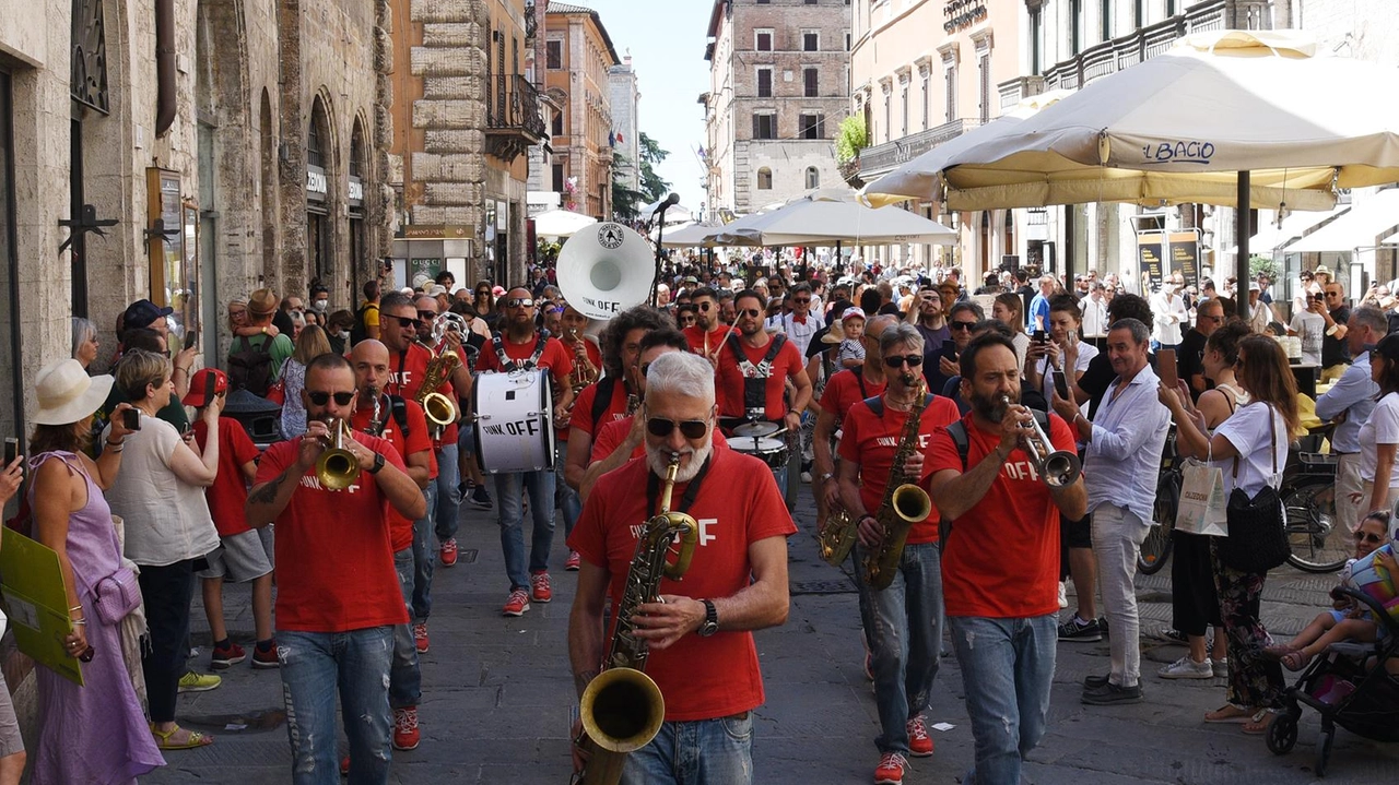 Il leggendario cantautore stasera all’Arena Santa Giuliana, sold out da mesi. Al via anche i concerti gratuiti e la street parade. "Sarà la festa di tutti".