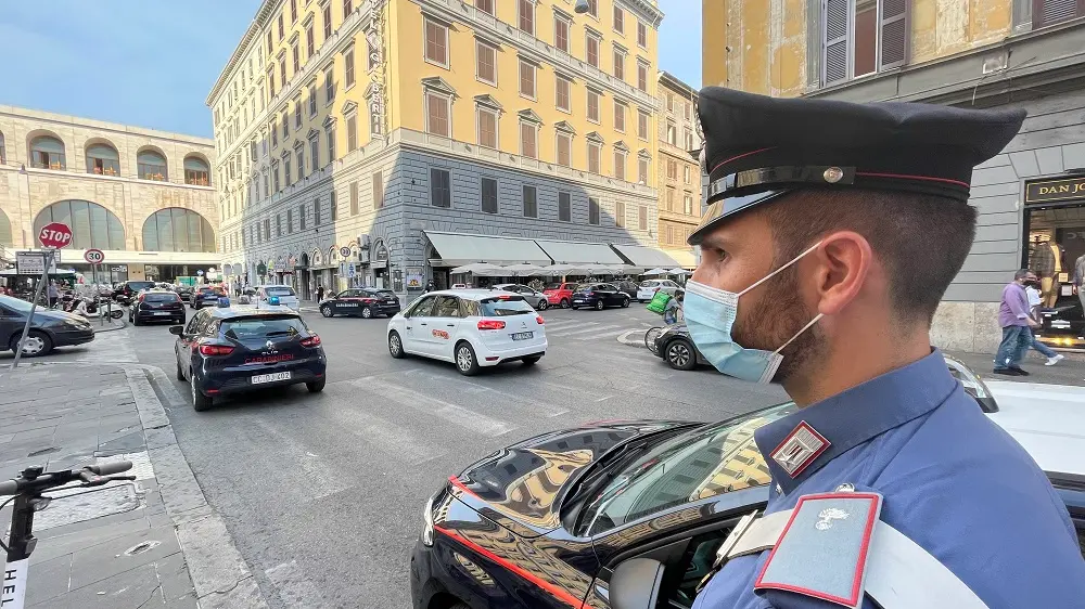 Roma, pensionata aggredita al bancomat: rapinatore inseguito da un operaio