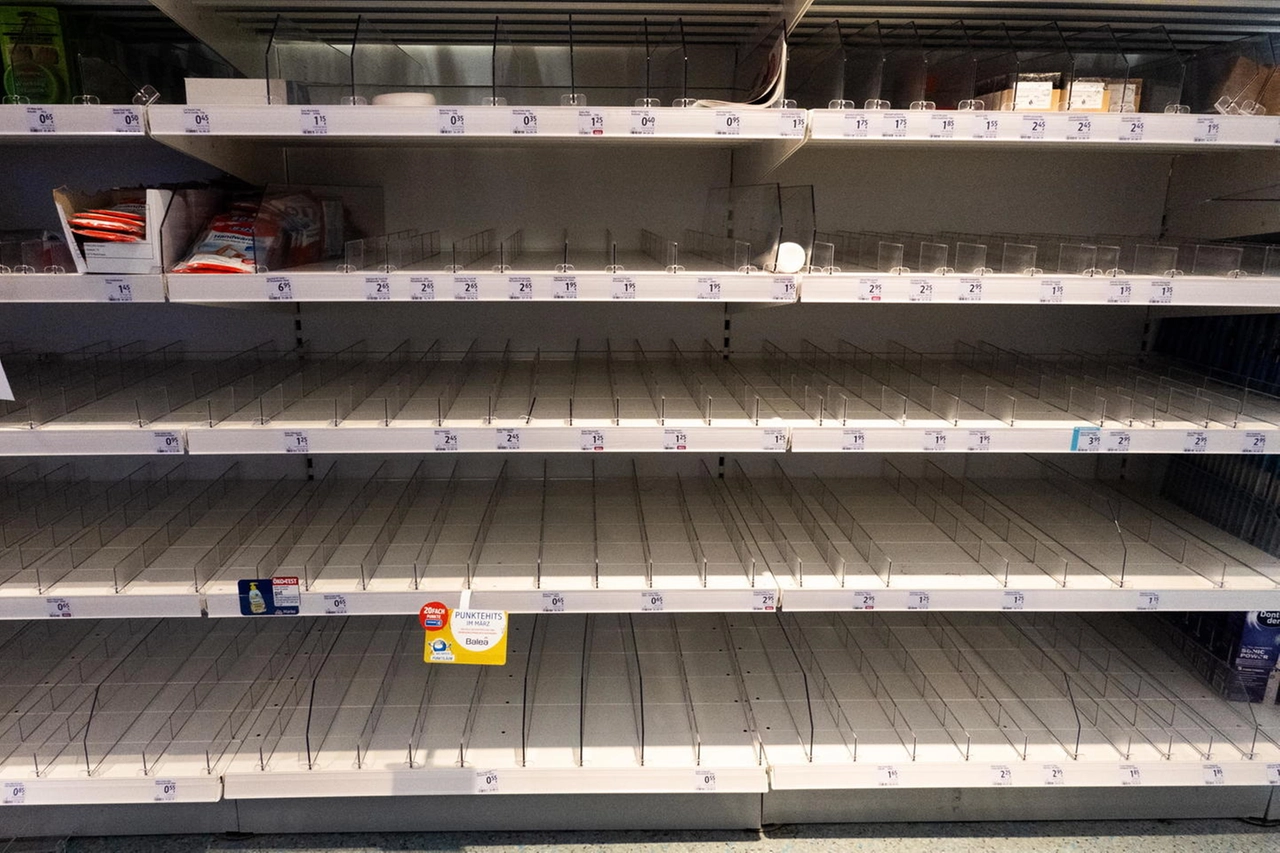 A Berlino svuotati gli scaffali di saponi liquidi nei supermercati (Ansa)