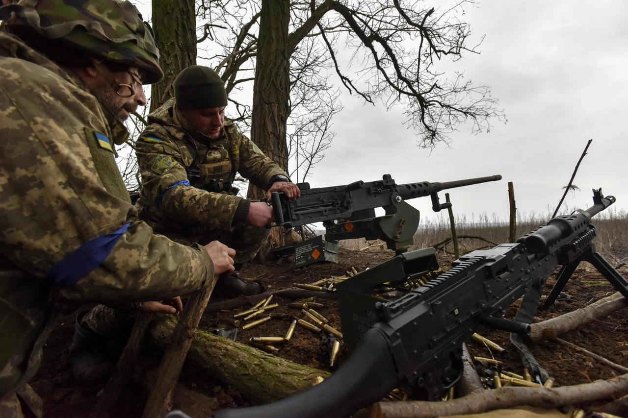 Militari ucraini in azione nella regione del Donetsk (Ansa)