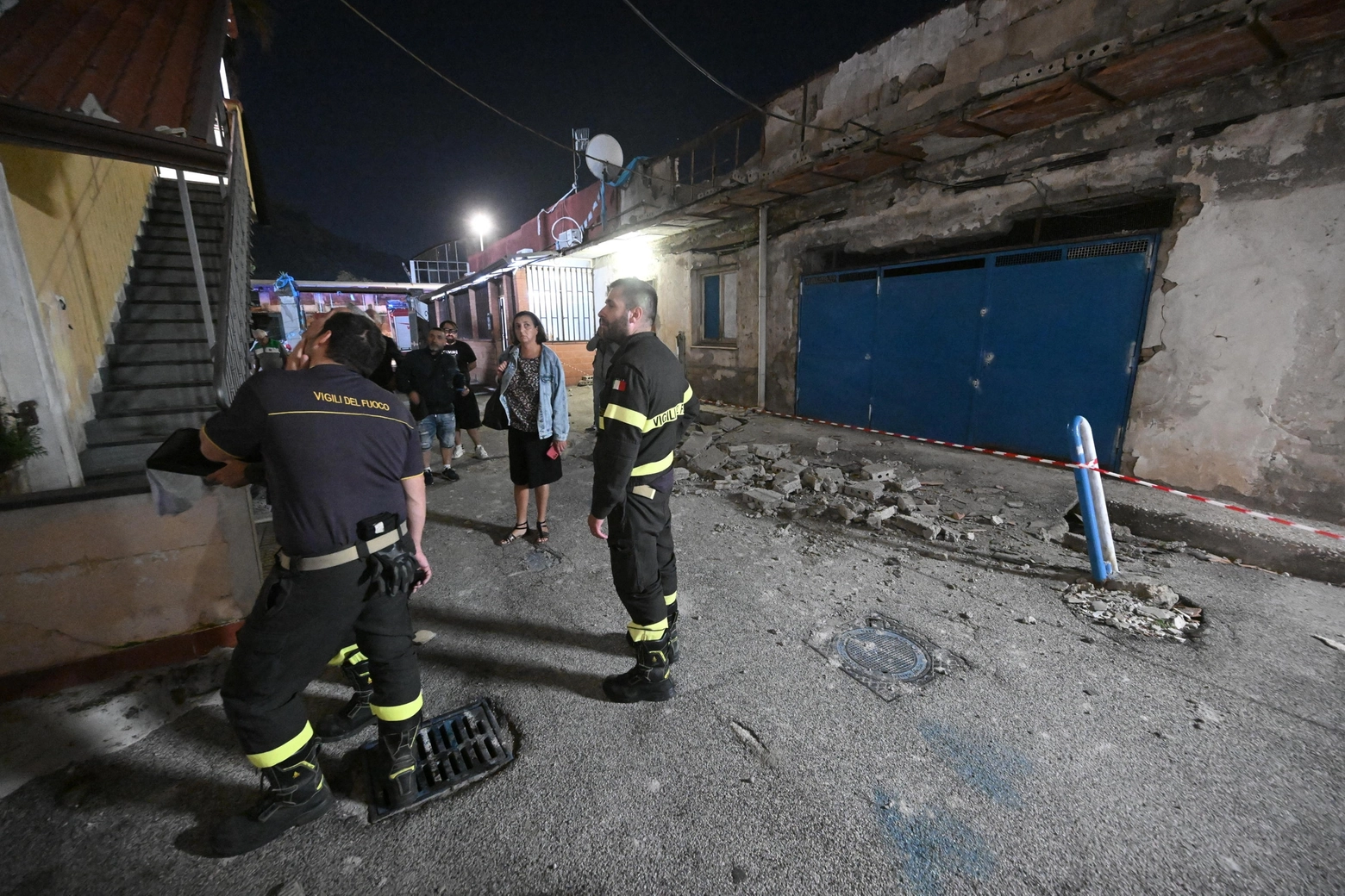Terremoto a Napoli: gente in strada (Ansa)