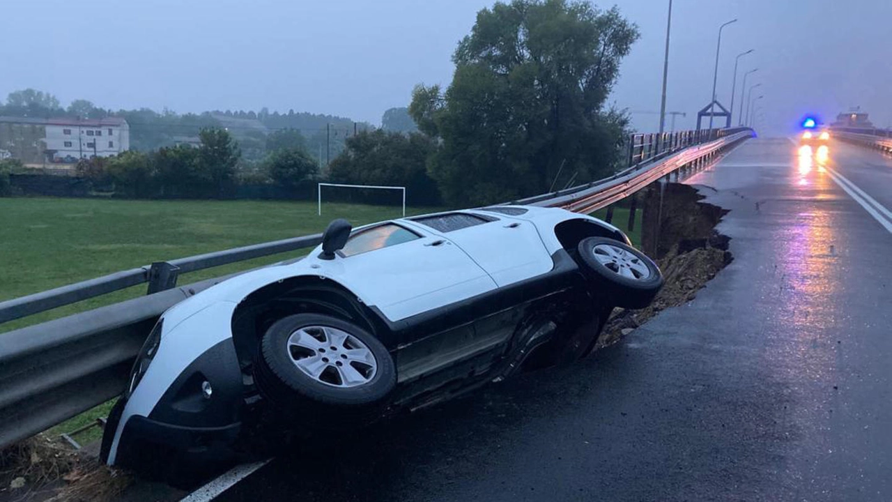 L'auto incastrata fra il guard rail e l'asfalto (Ansa)