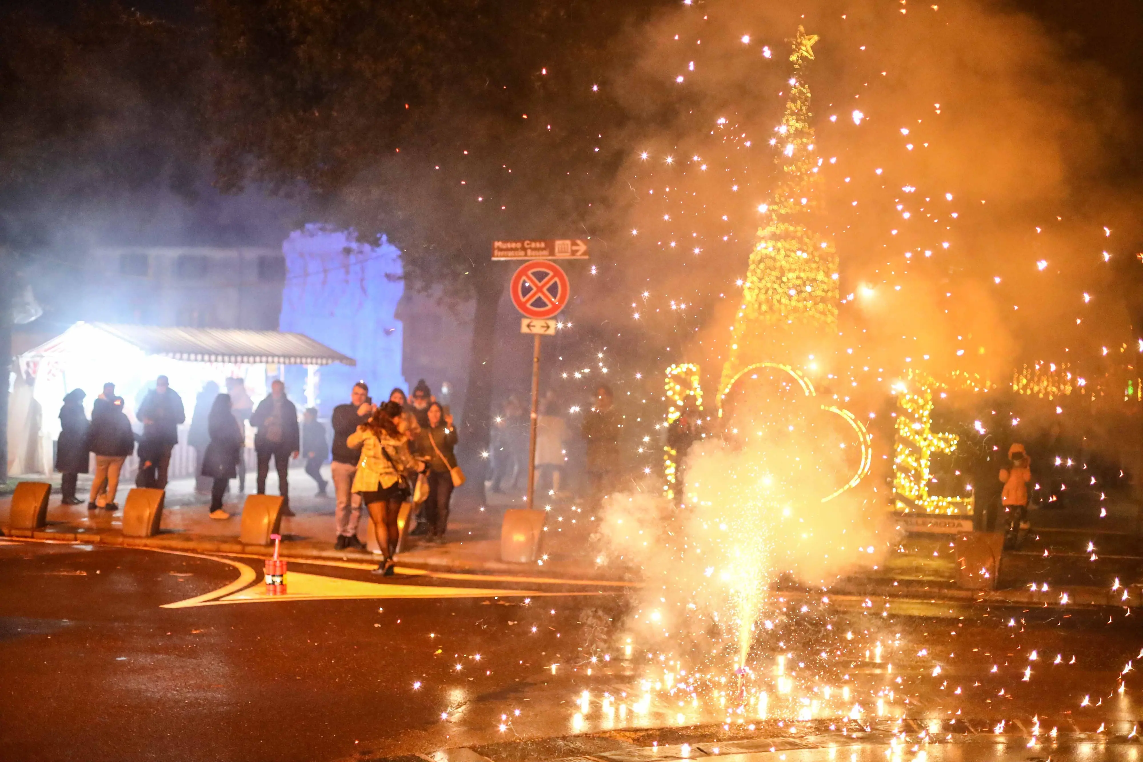 Roma, botti di Capodanno: tra i 7 feriti due fratelli minorenni di 14 e 12 anni