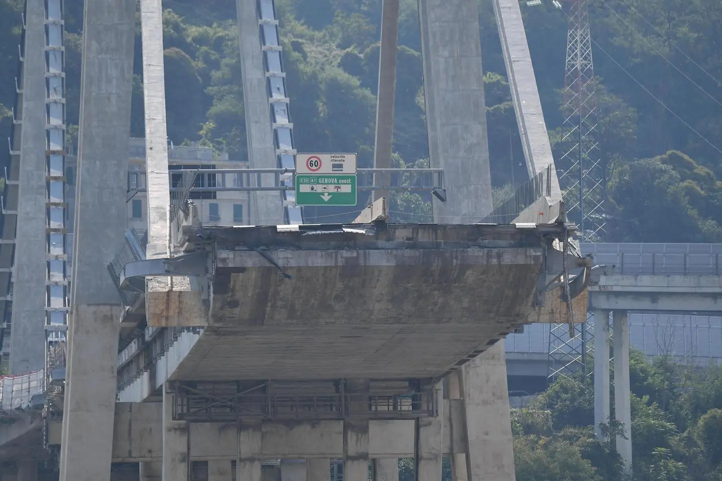 Ponte Morandi, Autostrade: "Rispettati tutti gli obblighi". Il governo: "Indecente"