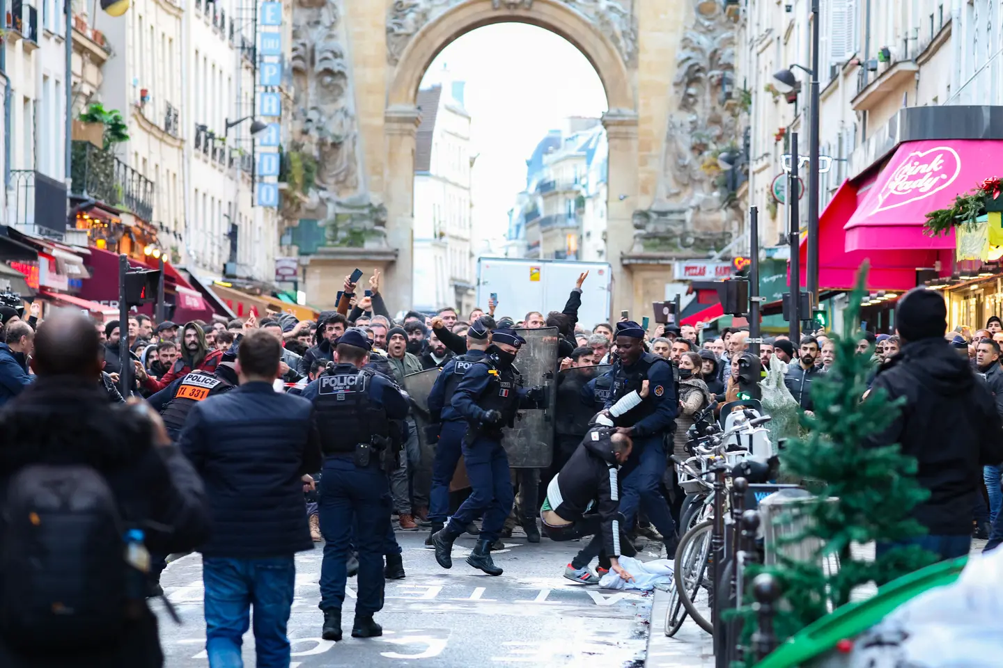 Parigi, guerriglia dopo l'uccisione di 3 curdi nella sparatoria. La polizia manda rinforzi