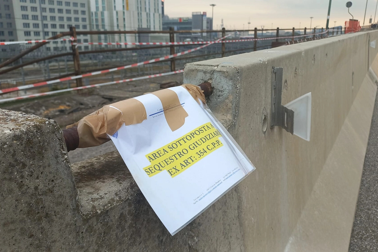 Il punto del cavalcavia dove il bus ha sfondato il guard rail a Mestre