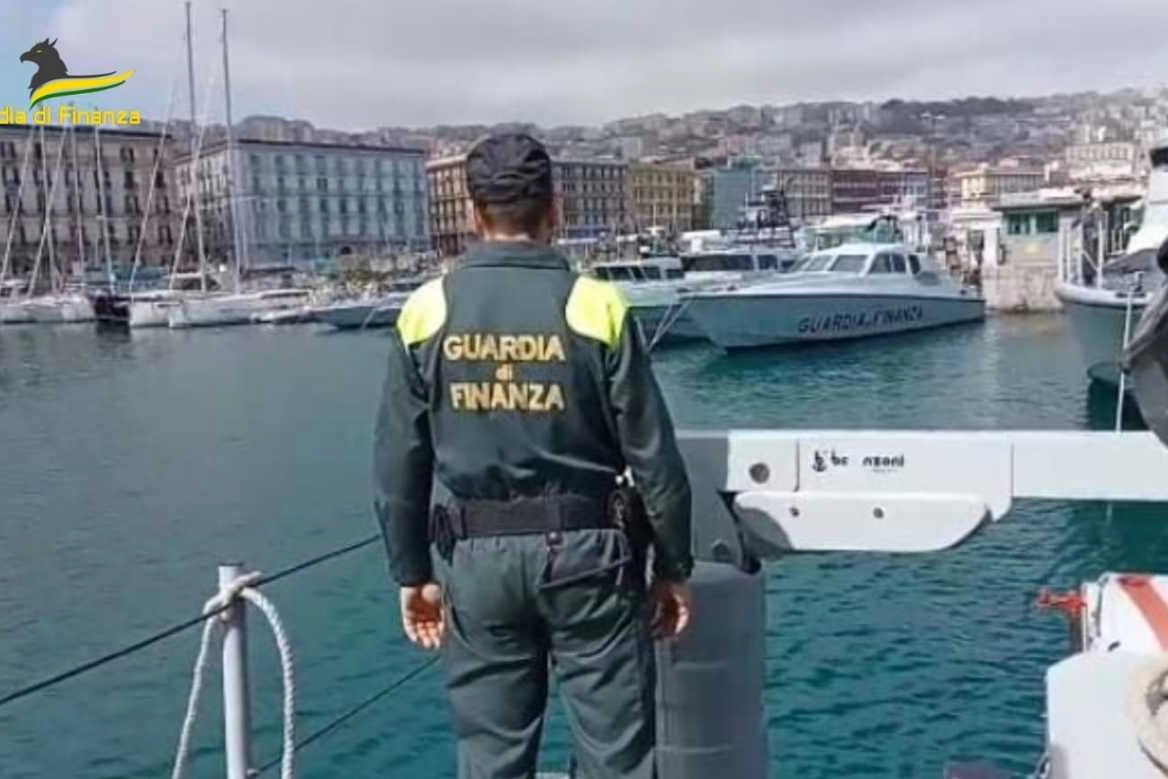 La Guardia di finanza di Napoli durante i controlli